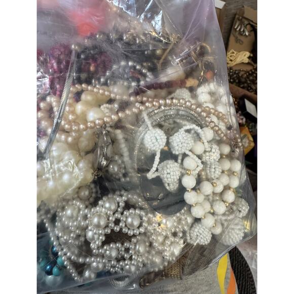 4 lbs junk craft wearable jewelry.  Vintage to Now. - Picture 11 of 15